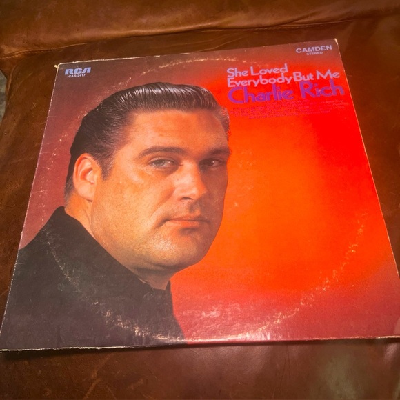 Charlie Rich Vinyl Record - She Loved Everybody But Me - Picture 1 of 9